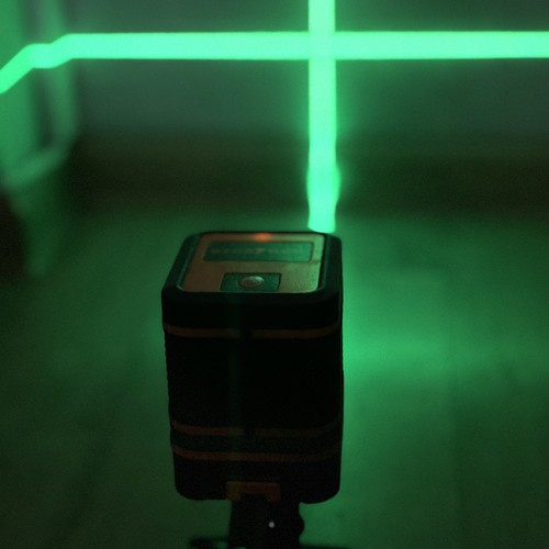 Elektronická laserová vodováha se zeleným křížovým laserem