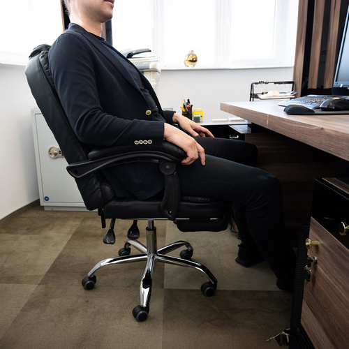 Otočná kancelářská židle COMFY s výsuvnou podnožkou - černá